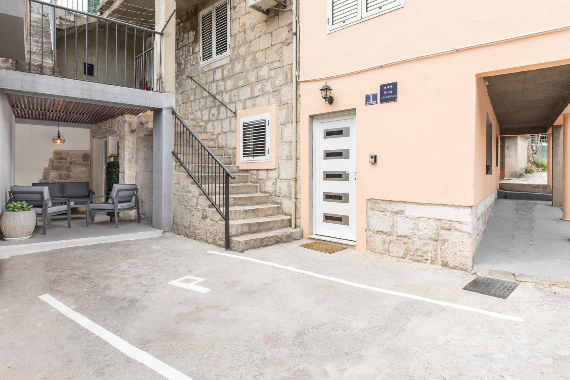 Heritage Apartman Geza In Centar With Private Parking Kaštela المظهر الخارجي الصورة