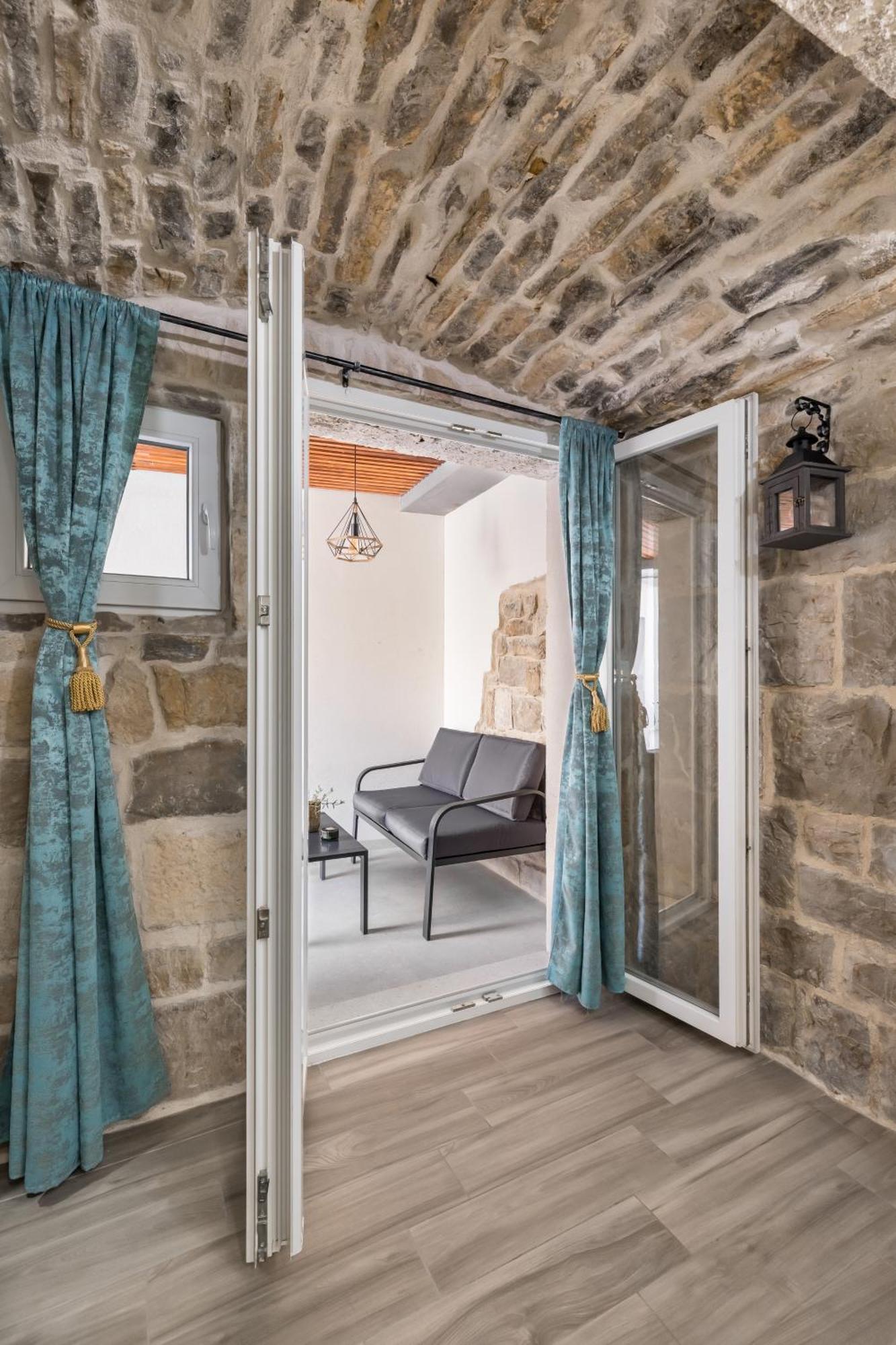 Heritage Apartman Geza In Centar With Private Parking Kaštela المظهر الخارجي الصورة