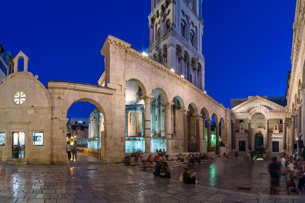 Heritage Apartman Geza In Centar With Private Parking Kaštela المظهر الخارجي الصورة